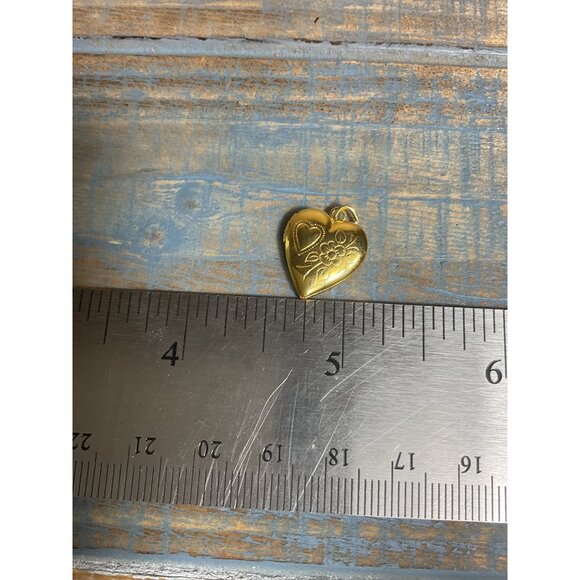 Heart-Shaped Gold Locket Pendant With Floral Design - Picture 3 of 5